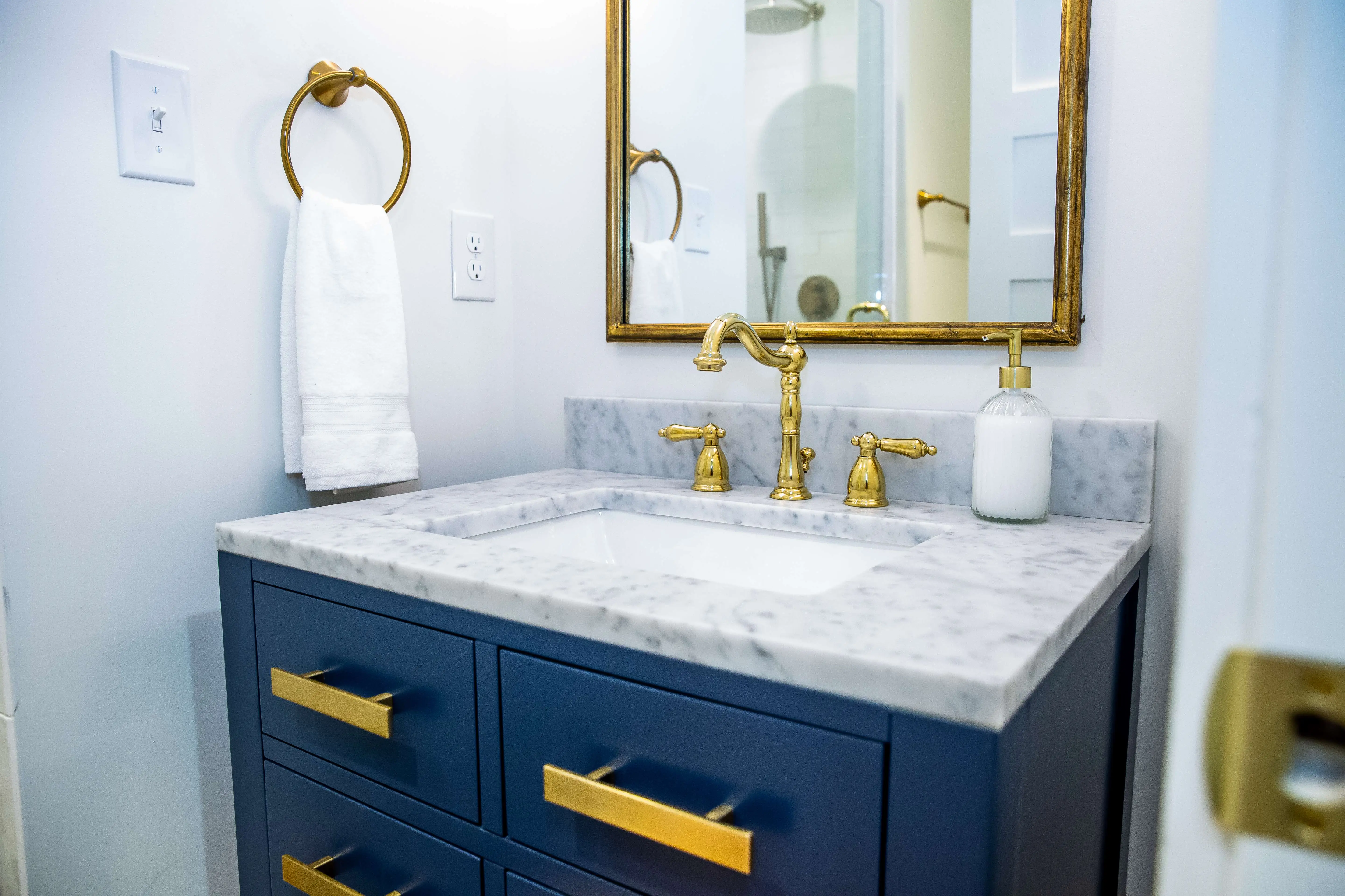 Abbey Road Bathroom – A Beetles Themed Creekside Cabin