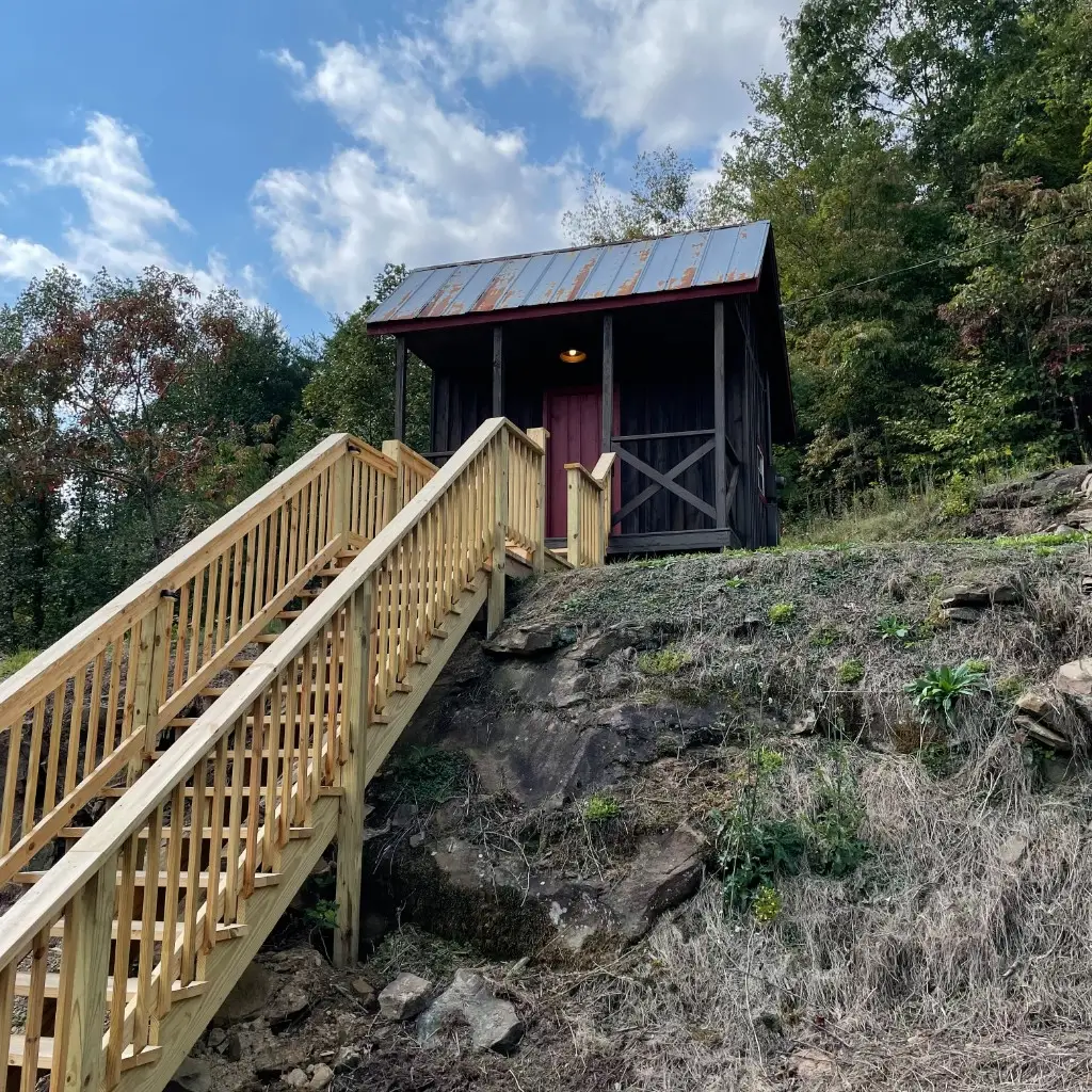 Rustic Bunk Cabin on the hillside with wooden stairs – Rustic Bunk Cabin at The Outpost NRG