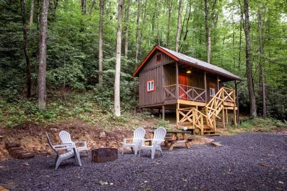 Rustic Big Family Cabin patio and gravel seating area – Rustic Big Family Cabin at The Outpost NRG